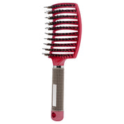 Spazzola per capelli rossa con setole nere e manico ergonomico antiscivolo. Ideale per districare e acconciare, perfetta per uso quotidiano.