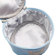 Astuccio rotondo azzurro con interno foderato in tessuto grigio, decorato con immagine di gatto. Ideale per cosmetici o accessori.