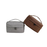 Due beauty case in tessuto, uno grigio e uno marrone, con cerniera e manico. Ideali per viaggio, organizzazione cosmetici e accessori.