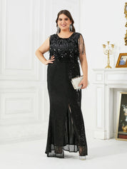 Abito da sera nero con paillettes per taglie forti, donna sorridente, clutch bianca, interni eleganti, moda curvy, abbigliamento formale.