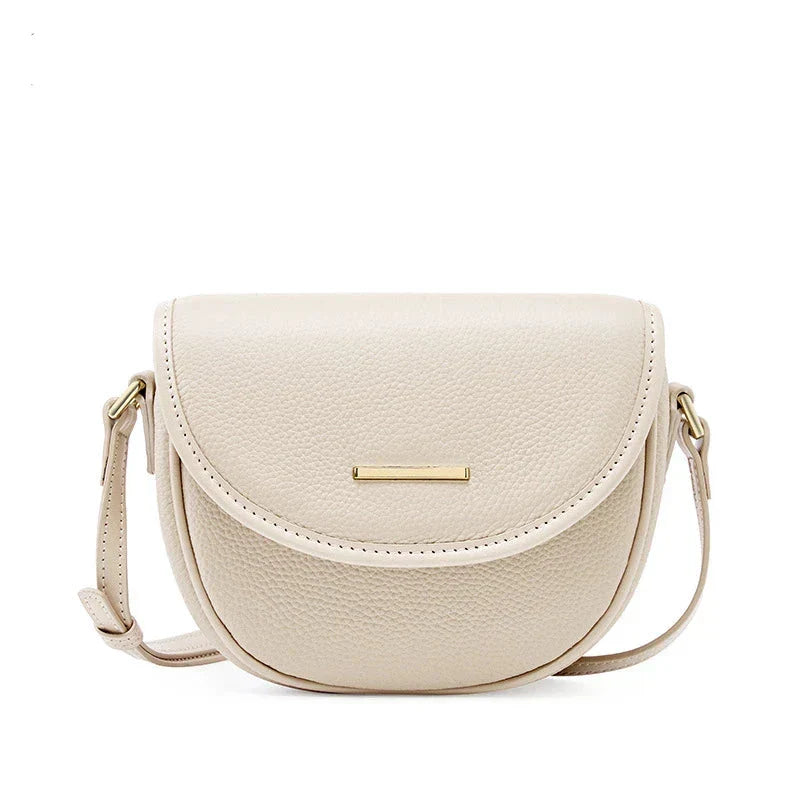 Borsa a tracolla in pelle beige, design elegante e minimalista, chiusura magnetica, ideale per moda donna, accessorio versatile e chic.
