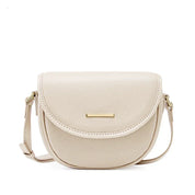 Borsa a tracolla in pelle beige, design elegante e minimalista, chiusura magnetica, ideale per moda donna, accessorio versatile e chic.