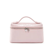 Borsa cosmetica rosa in pelle sintetica con texture coccodrillo, chiusura a zip e manico superiore. Elegante e pratica per viaggi e organizzazione.