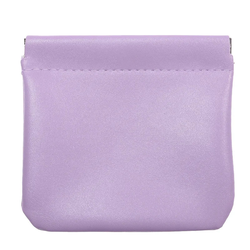 Portamonete in pelle lilla, design minimalista, chiusura a scatto, accessorio moda donna, elegante e compatto, ideale per piccoli oggetti.