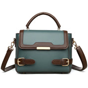 Borsa a tracolla in pelle verde e marrone con manico superiore, fibbie decorative e chiusura dorata. Elegante accessorio moda donna.