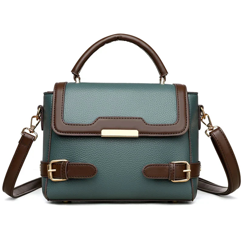 Borsa a tracolla in pelle verde e marrone con manico superiore, fibbie decorative e chiusura dorata. Elegante accessorio moda donna.