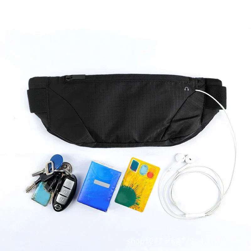 Marsupio nero con cerniera, chiavi, pacchetto di fazzoletti, portafoglio colorato e auricolari bianchi. Accessori pratici per viaggi e sport.