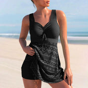 Donna in costume da bagno nero con motivo geometrico, sulla spiaggia. Costume intero elegante, moda mare, abbigliamento estivo donna.