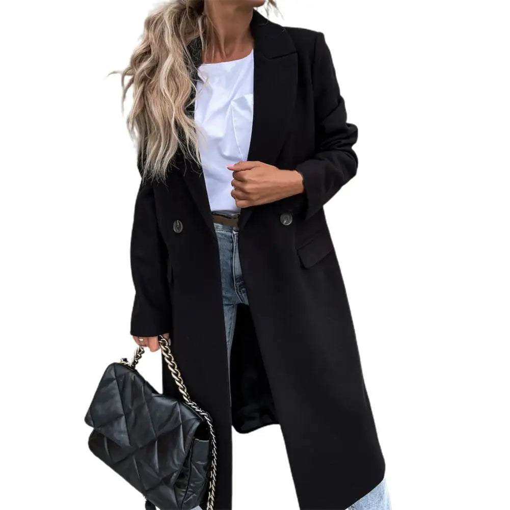 Cappotto nero elegante da donna, abbinato a borsa trapuntata e jeans. Moda autunnale, stile casual chic.