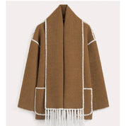Cappotto marrone in lana con frange bianche, design elegante, dettagli a contrasto, moda autunno inverno, abbigliamento donna di tendenza.