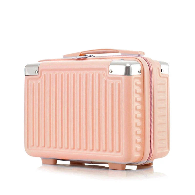 Valigia rigida rosa, compatta e resistente, con manico ergonomico e angoli rinforzati in metallo. Ideale per viaggi brevi e bagaglio a mano.