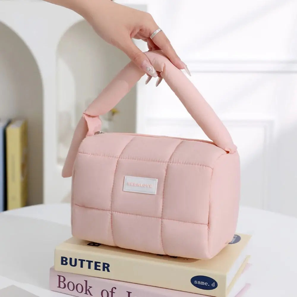 Borsa a mano rosa trapuntata su libri, design elegante e moderno, ideale per moda femminile. Accessorio trendy per ogni occasione.