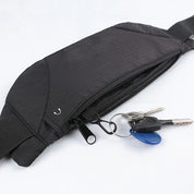 Marsupio nero in tessuto resistente con cerniera, portachiavi e chiavi. Accessorio moda pratico per viaggi e attività all'aperto.