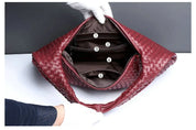 Borsa intrecciata in pelle rossa, vista interna con scomparti numerati. Design elegante, ideale per moda donna. Accessorio di lusso.