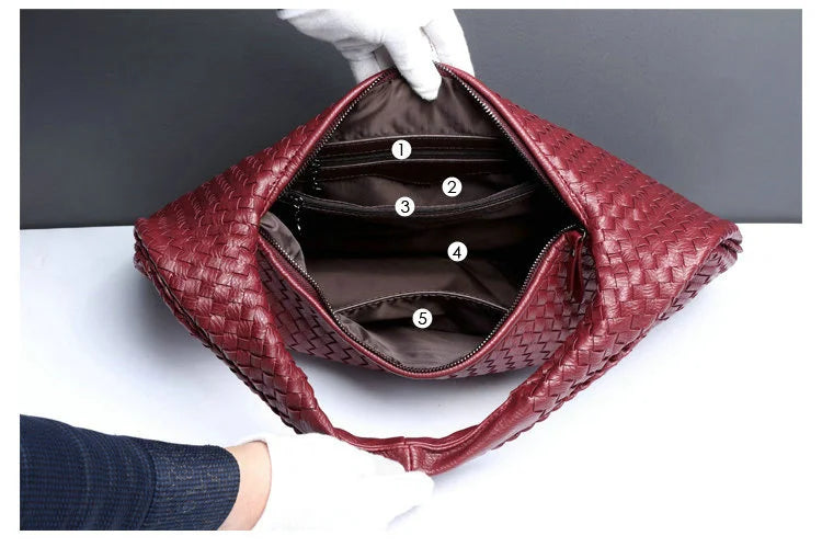 Borsa intrecciata in pelle rossa, vista interna con scomparti numerati. Design elegante, ideale per moda donna. Accessorio di lusso.