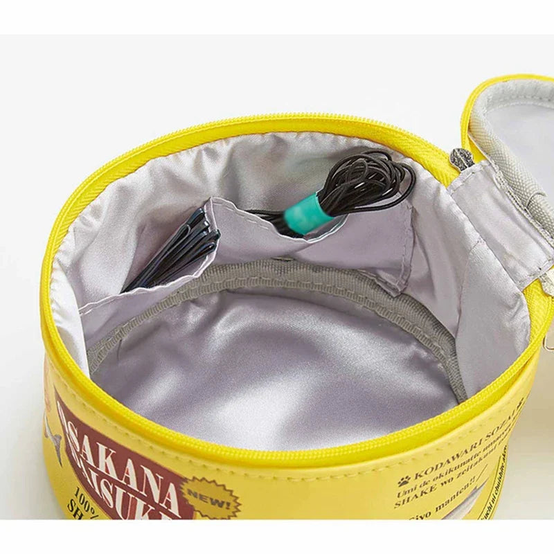 Borsa termica gialla Sakana Isshin aperta, con tasche interne contenenti cavi e accessori. Ideale per conservare cibi e bevande fresche.
