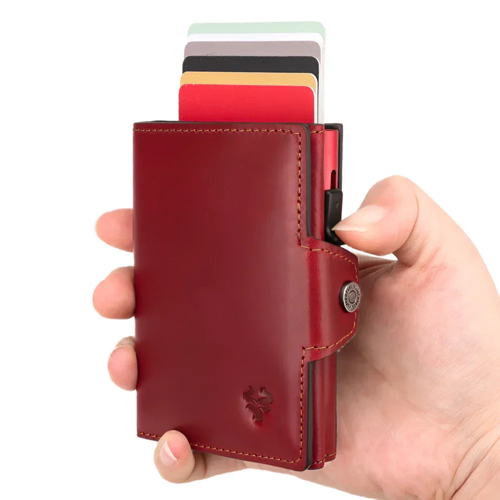 Portafoglio in pelle rossa con porta carte automatico, design compatto, tenuto in mano. Accessorio elegante e funzionale per organizzare carte di credito.