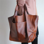 Borsa shopper in pelle marrone, design elegante e spazioso, ideale per moda donna. Accessorio versatile per shopping e uso quotidiano.