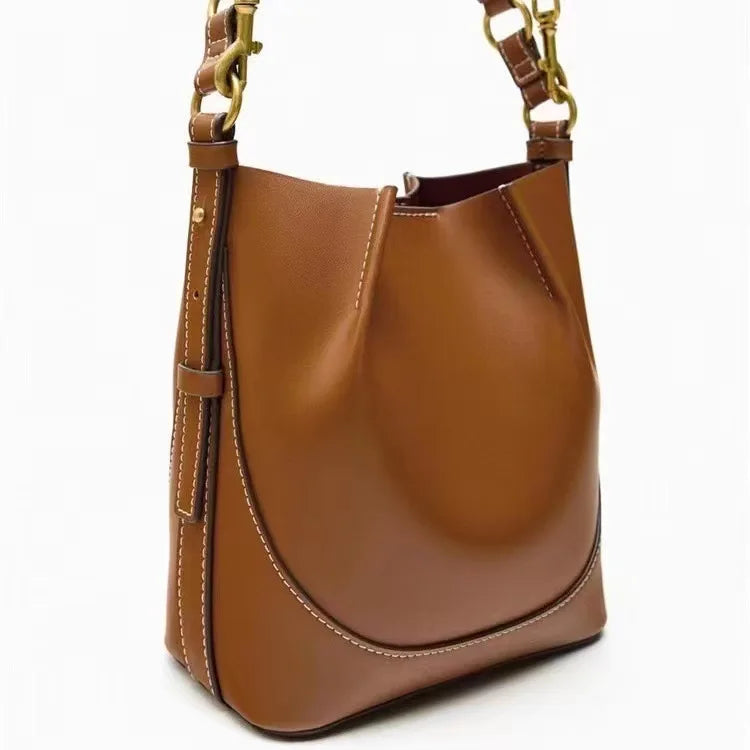 Borsa a tracolla in pelle marrone, design elegante con cuciture bianche, hardware dorato, ideale per moda donna, accessorio di lusso.