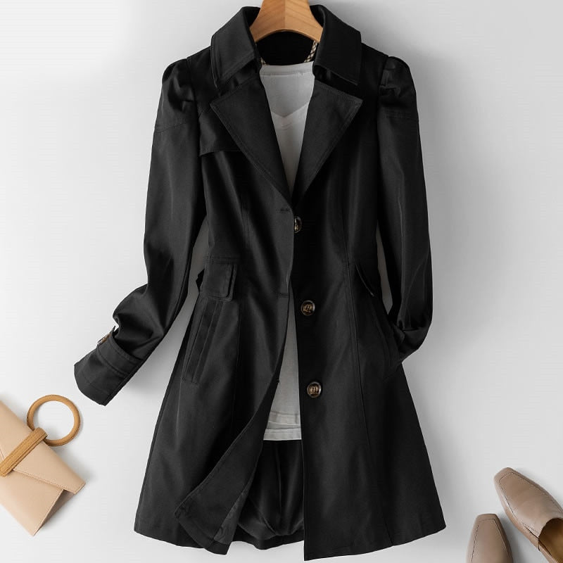 Cappotto nero elegante da donna, lungo, con bottoni, tasche e colletto classico. Perfetto per moda autunnale e invernale. Abbigliamento femminile chic.