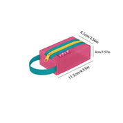 Astuccio portapenne rosa con cerniera gialla, manico blu, dimensioni 11,5x6,5x4 cm. Accessorio scuola compatto e colorato.