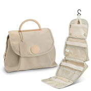 Borsa da viaggio beige con manico dorato e organizer interno appeso, design elegante e funzionale, ideale per cosmetici e accessori.