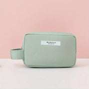 Astuccio trucco verde menta con manico, design minimalista, etichetta "Makeup Beauty", ideale per cosmetici, accessori viaggio, organizzazione.