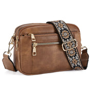 Borsa a tracolla in pelle marrone con cerniere dorate e cinturino regolabile decorato con motivi floreali. Elegante e pratica per ogni occasione.