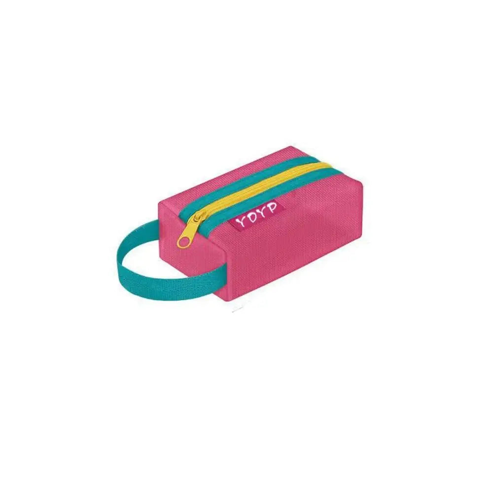 Astuccio rettangolare rosa con cerniera gialla e manico blu, ideale per scuola e ufficio. Design compatto e colorato per organizzare penne e matite.
