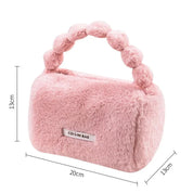 Borsa a mano rosa in pelliccia sintetica, dimensioni 20x13 cm, con manico a perle. Elegante accessorio moda donna, ideale per eventi speciali.