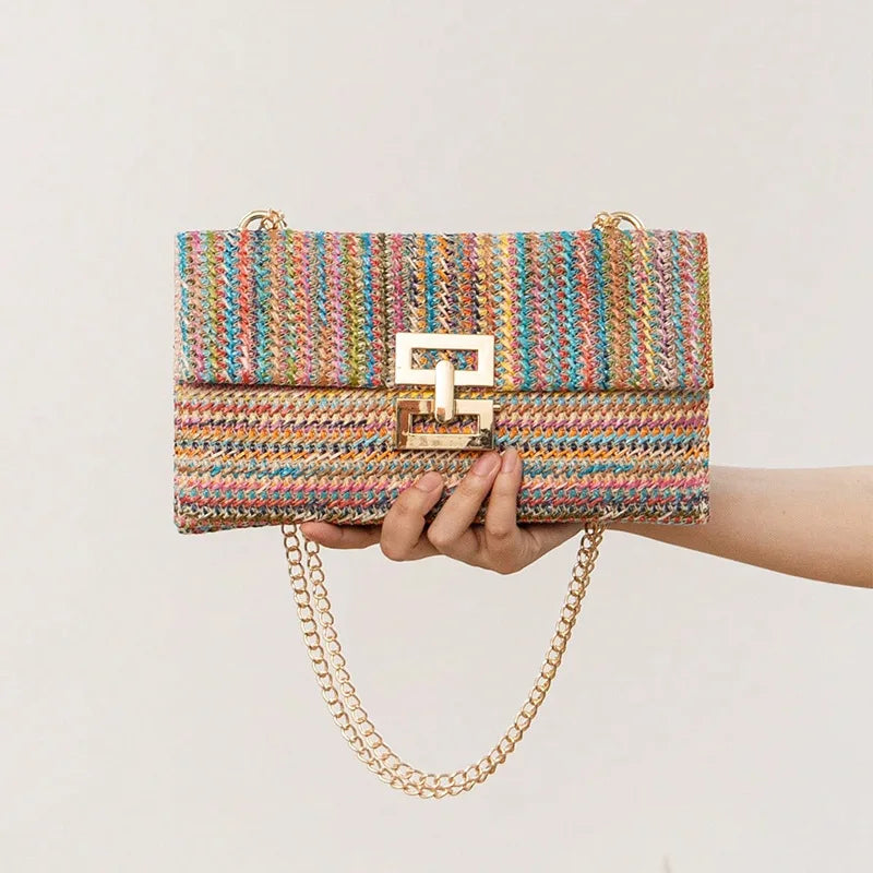 Borsa a tracolla multicolore in tessuto intrecciato, chiusura dorata, catena dorata, design elegante e moderno, perfetta per ogni occasione.