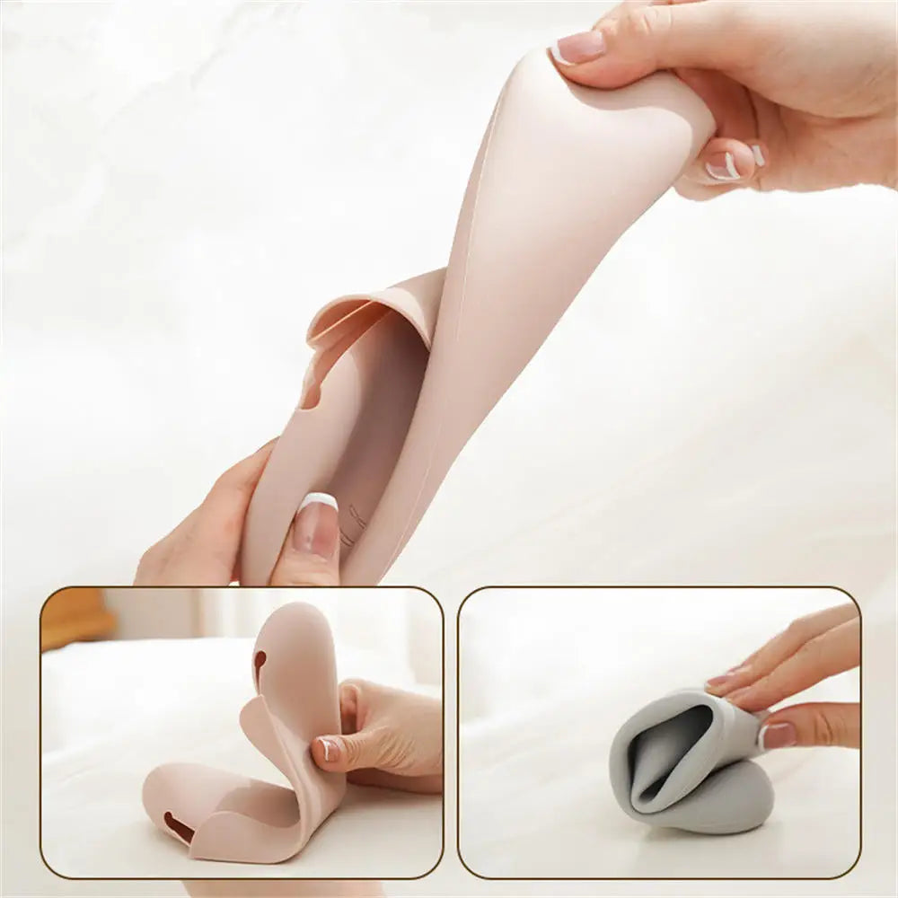 Mani che piegano un reggiseno adesivo in silicone color carne, senza spalline, ideale per abiti scollati. Materiale morbido e flessibile.