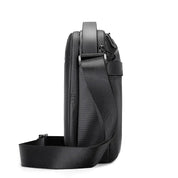 Borsa a tracolla nera in pelle, design elegante e moderno, con cerniera e tracolla regolabile. Ideale per lavoro e viaggio.