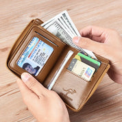 Portafoglio in pelle marrone con cerniera, contenente banconote, carte di credito e documento d'identità. Accessorio elegante e funzionale.