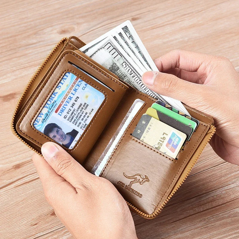 Portafoglio in pelle marrone con cerniera, contenente banconote, carte di credito e documento d'identità. Accessorio elegante e funzionale.