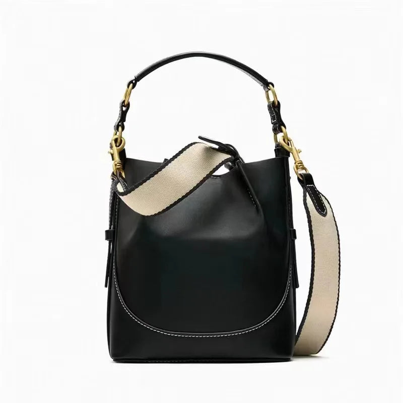 Borsa a tracolla nera in pelle con dettagli dorati e tracolla regolabile beige. Design elegante e moderno, perfetta per ogni occasione.