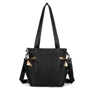 Borsa a tracolla nera in tessuto resistente, con tasche laterali e manici lunghi. Design elegante e funzionale, ideale per uso quotidiano.