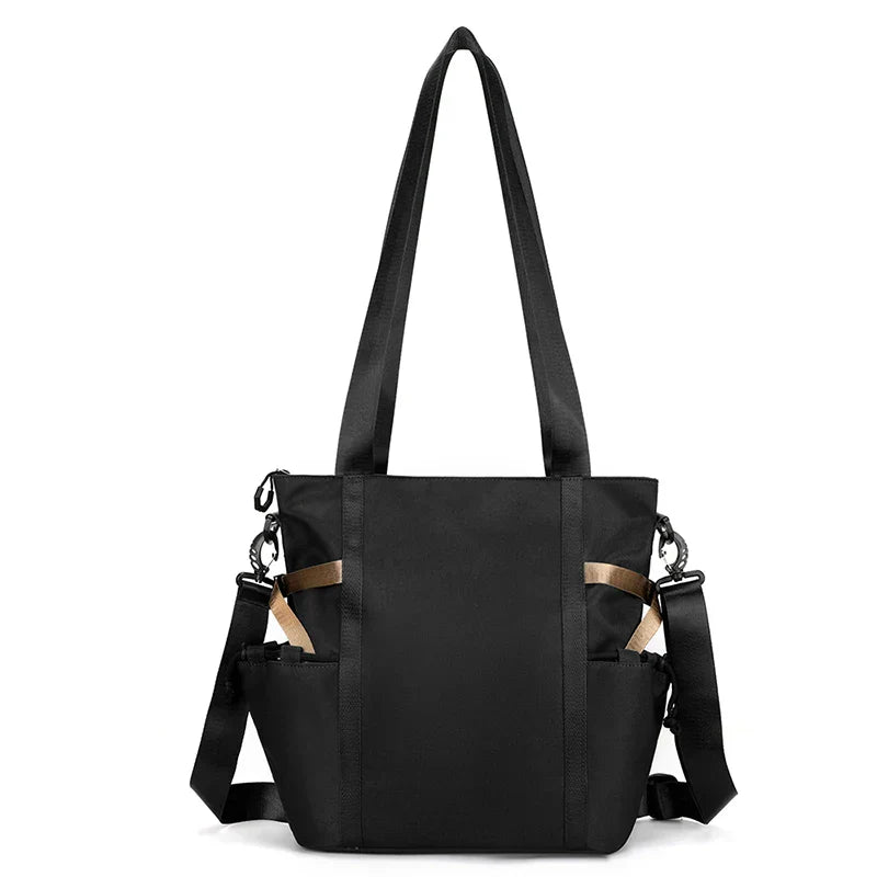 Borsa a tracolla nera in tessuto resistente, con tasche laterali e manici lunghi. Design elegante e funzionale, ideale per uso quotidiano.