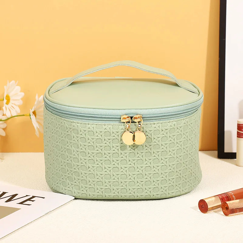 Astuccio cosmetico verde menta con cerniera dorata, design intrecciato, manico superiore. Ideale per trucco, accessori viaggio, organizzazione beauty.