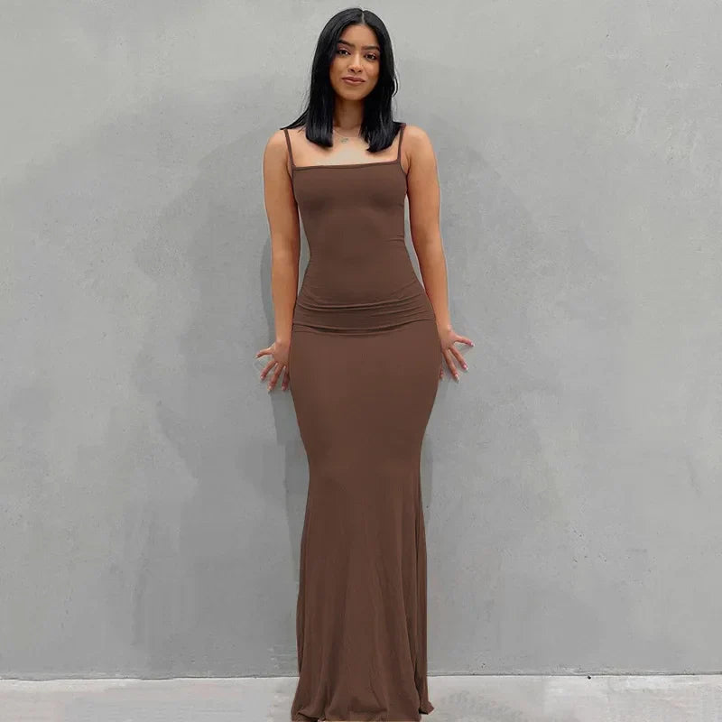 Abito lungo marrone aderente da donna, senza maniche, con scollo dritto, perfetto per eventi eleganti e serate speciali. Moda femminile chic.