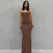Abito lungo marrone aderente da donna, senza maniche, con scollo dritto, perfetto per eventi eleganti e serate speciali. Moda femminile chic.