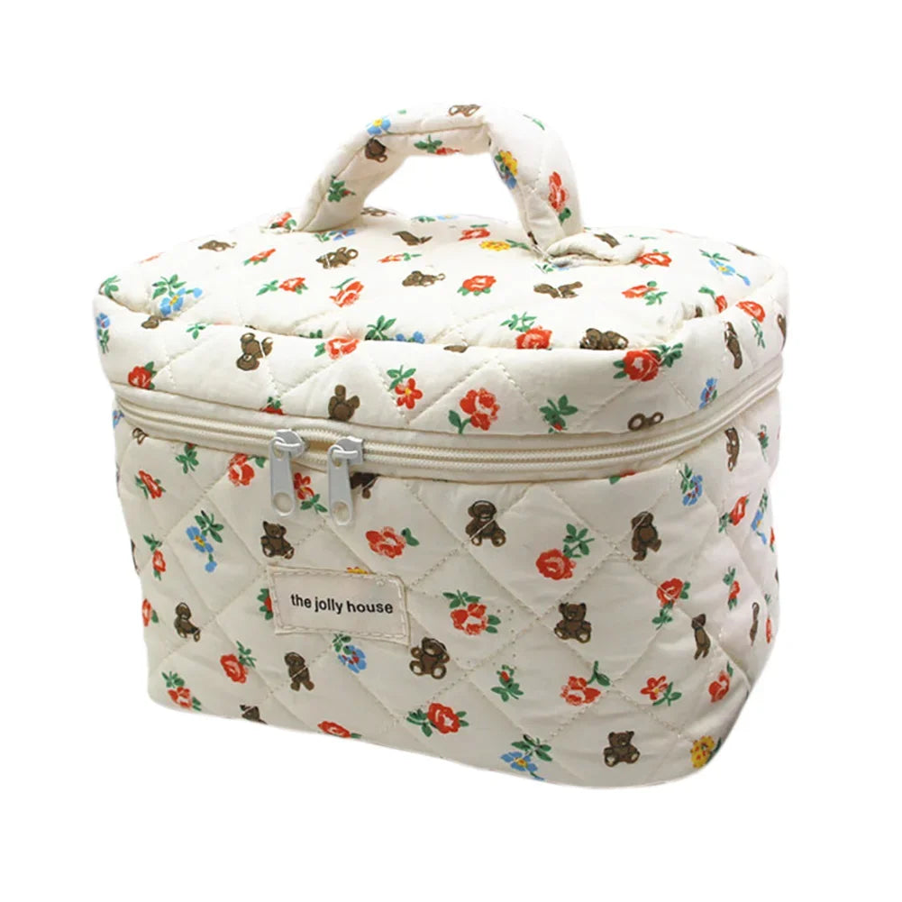 Borsa termica trapuntata con stampa orsetti e fiori, manico superiore, chiusura a zip, ideale per picnic e viaggi.