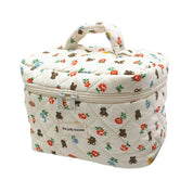 Borsa termica trapuntata con stampa orsetti e fiori, manico superiore, chiusura a zip, ideale per picnic e viaggi.