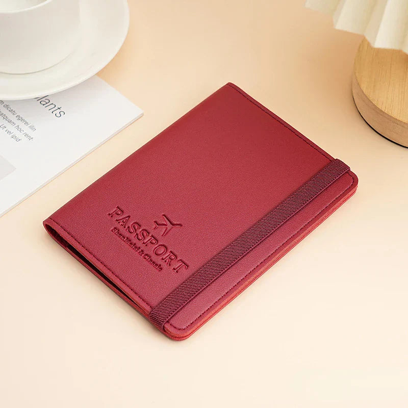 Custodia passaporto in pelle rossa con elastico, design elegante, accessorio da viaggio essenziale, perfetto per proteggere documenti importanti.