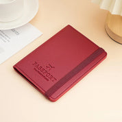 Custodia passaporto in pelle rossa con elastico, design elegante, accessorio da viaggio essenziale, perfetto per proteggere documenti importanti.