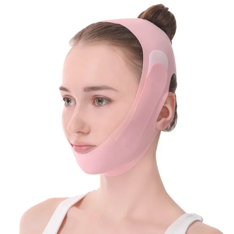 Donna con fascia lifting viso rosa, accessorio bellezza per rassodare pelle e ridurre doppio mento. Fascia elastica regolabile, uso quotidiano.