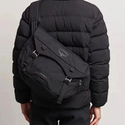 Zaino nero Osprey Metron 22L indossato su giacca imbottita, design urbano, resistente e spazioso, ideale per viaggi e uso quotidiano.