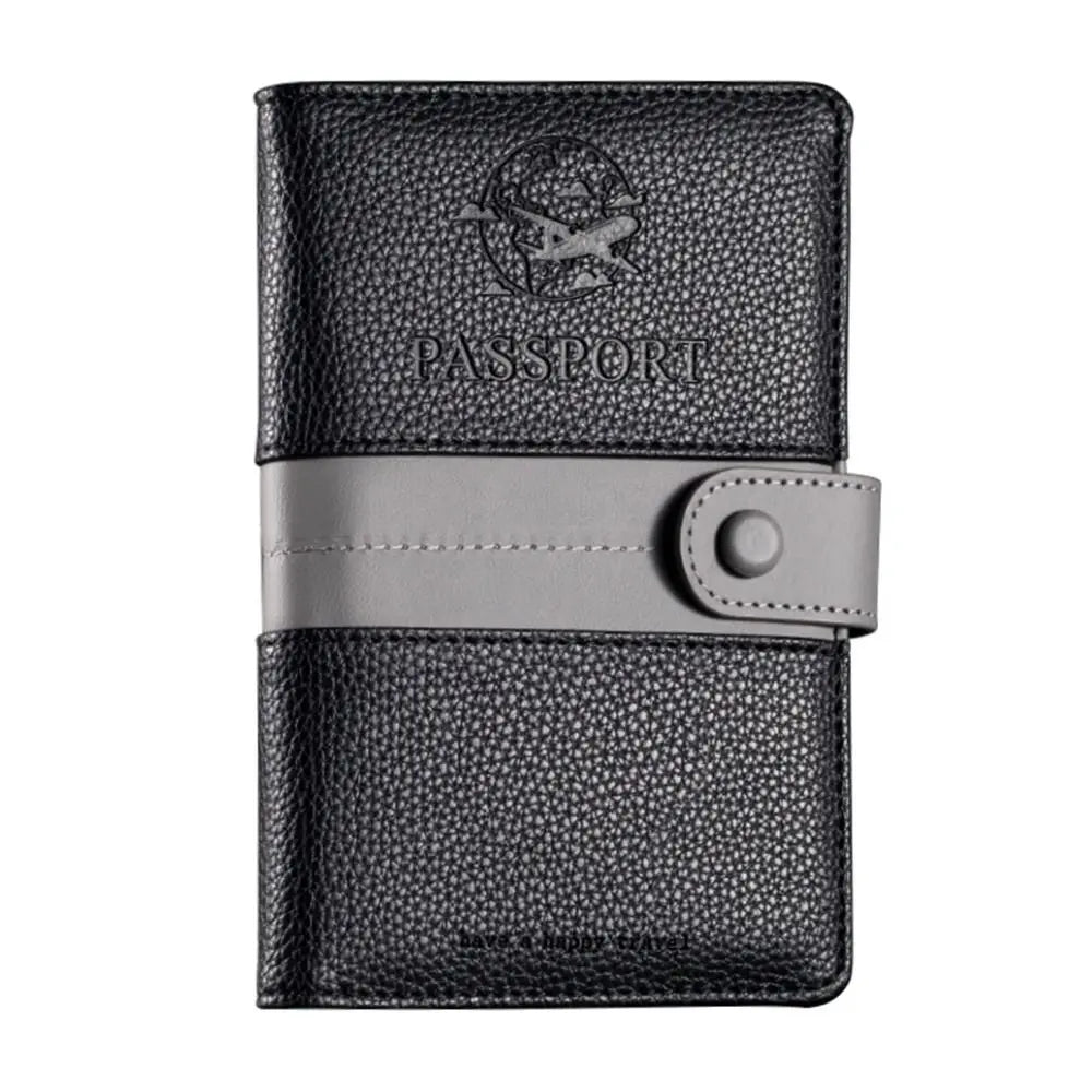 Custodia passaporto in pelle nera con chiusura a bottone grigia, design elegante e resistente, ideale per viaggiatori. Accessorio viaggio essenziale.