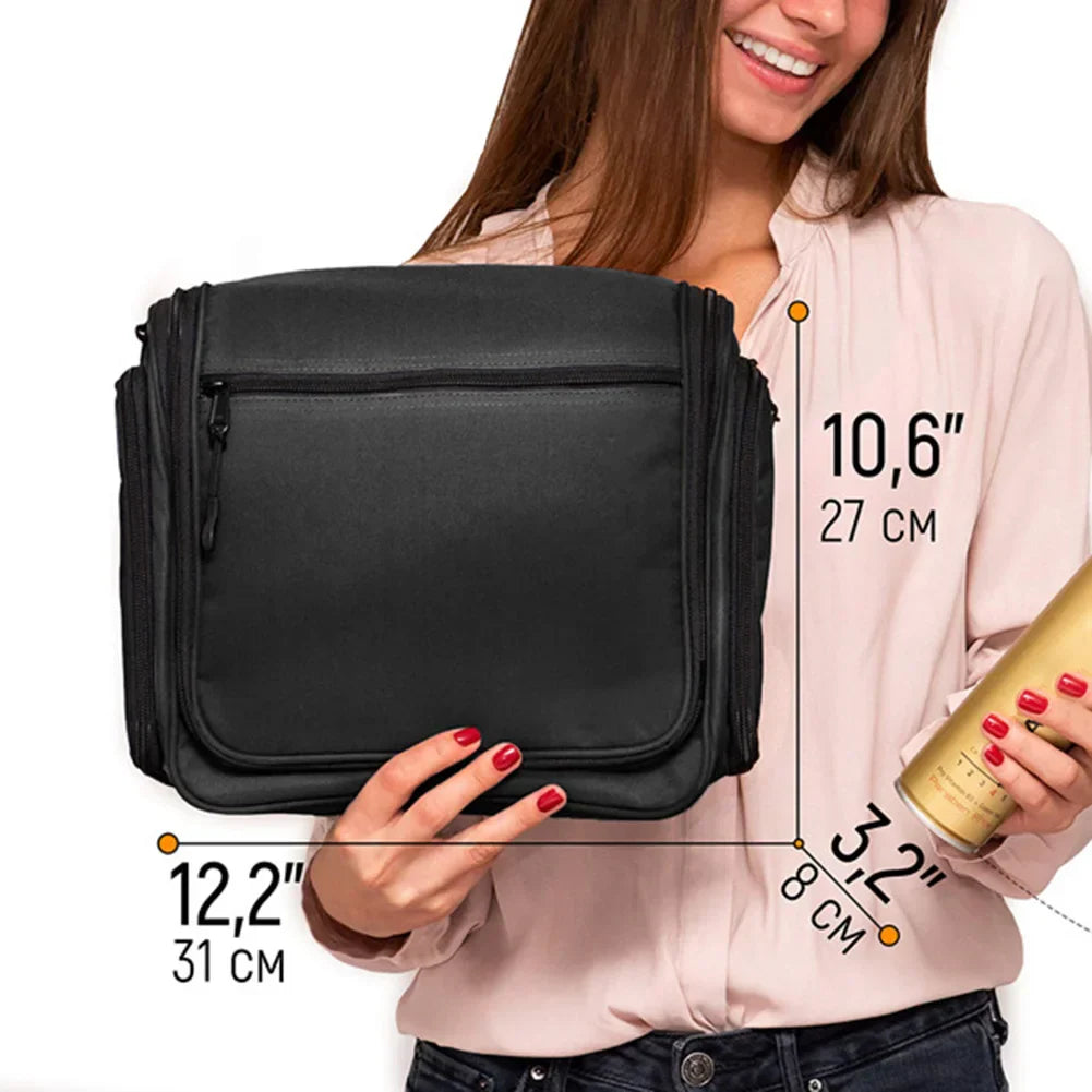 Donna con borsa organizer da viaggio nera, dimensioni 31x27x8 cm, ideale per cosmetici. Design compatto, perfetto per viaggi e uso quotidiano.