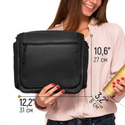 Donna con borsa organizer da viaggio nera, dimensioni 31x27x8 cm, ideale per cosmetici. Design compatto, perfetto per viaggi e uso quotidiano.